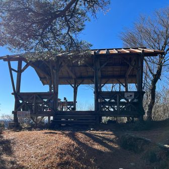 山頂の休憩所に到着