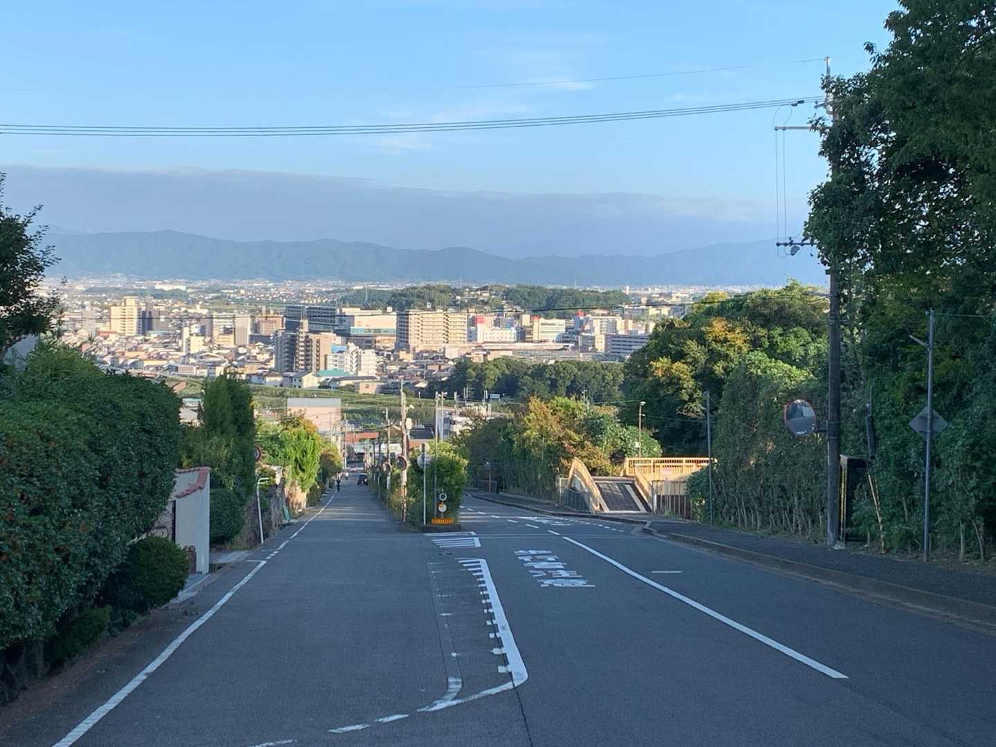 線路跡はハイキング道から団地内の舗装道路へ
信貴山下駅に一直線
気持ちいい坂道だな