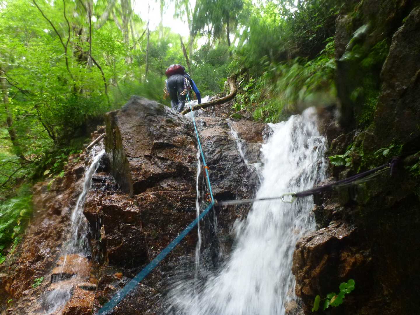 中段の残置にランニングをとったところの乗越が、水流をモロに浴びるので難儀💦