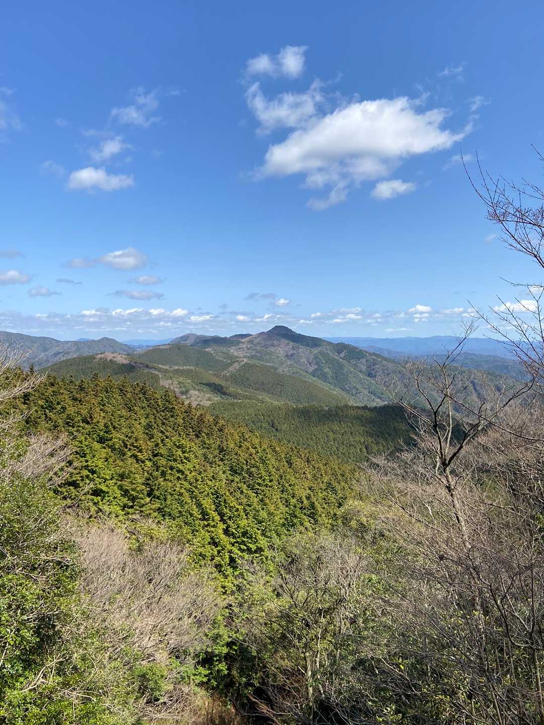 途中に東鳳翩山方面の
見晴らしの良い所がありました🎶
青空の下、美しい光景に感激😍
