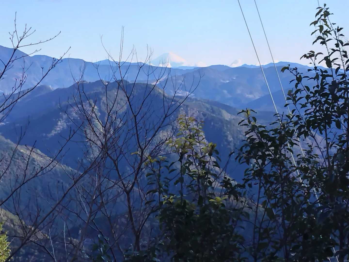 下山途中の眺望スポットでは富士山が見えました
