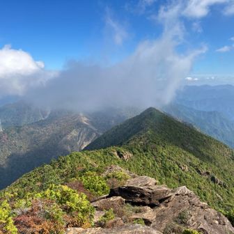 雲で赤星山、峨蔵山が隠れてるー
権現越に続く稜線