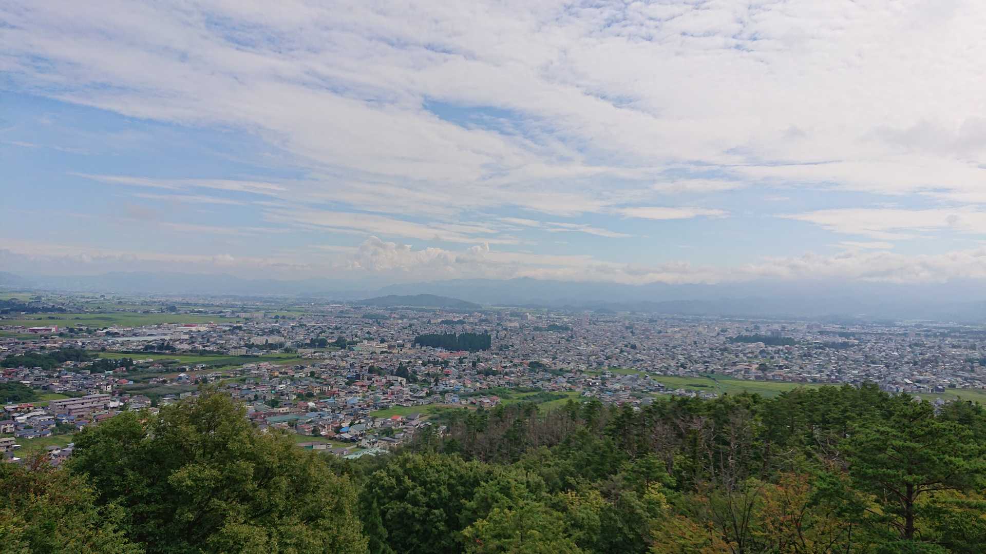 御成山公園から見る米沢盆地
やまがた景観物語
おすすめビューポイント６０(No.19)
【御成山公園から見る米沢盆地と吾妻連峰】