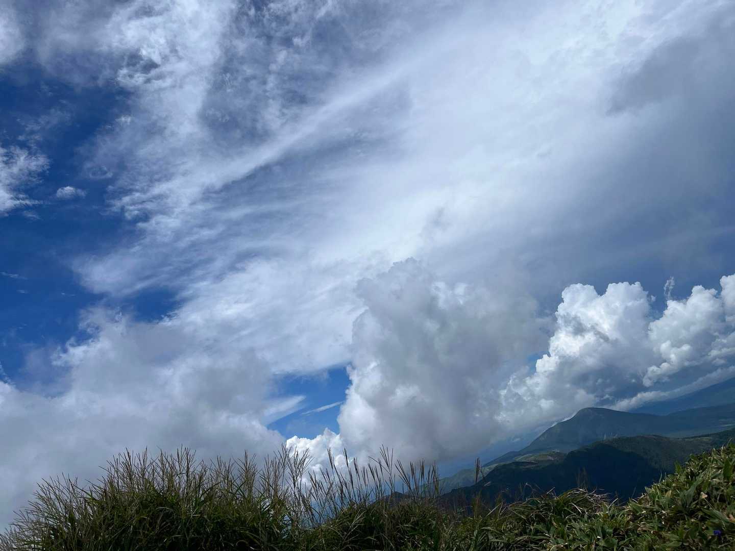 この後、登って来られた方が、少し前に彩雲が出ていたと画像を見せてくれました🌈
私が見ていた雲の、ずっと右の上の方にあったみたい…

空の広さを実感しますね…😌