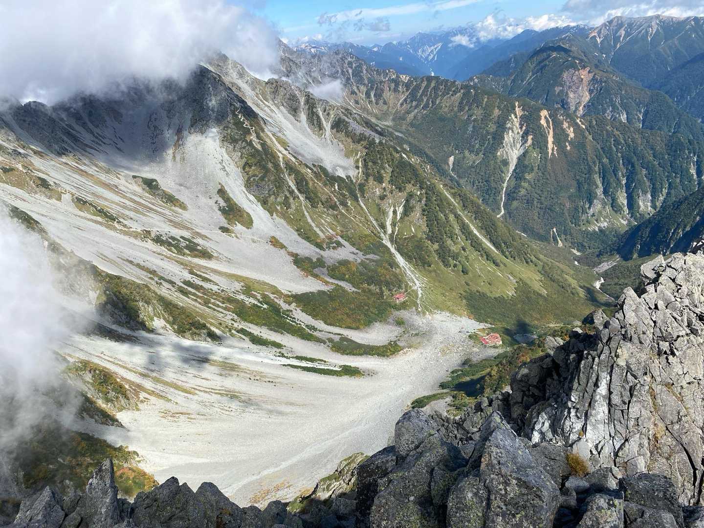 前穂高岳の先っちょまで来ると涸沢カールが上から見れました✨

涸沢小屋と涸沢ヒュッテも見れ涸沢カールのスケールの大きさがわかりました。いつか行ってみたい！