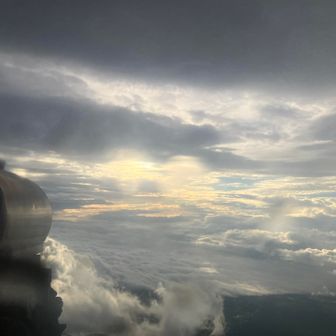 当初は、山頂でご来光を見る予定でした。
しかし寝ている時もずっと雨の音が聞こえ、6時過ぎに雨音が止みます。
山頂は諦めてそのまま下山することにしました。