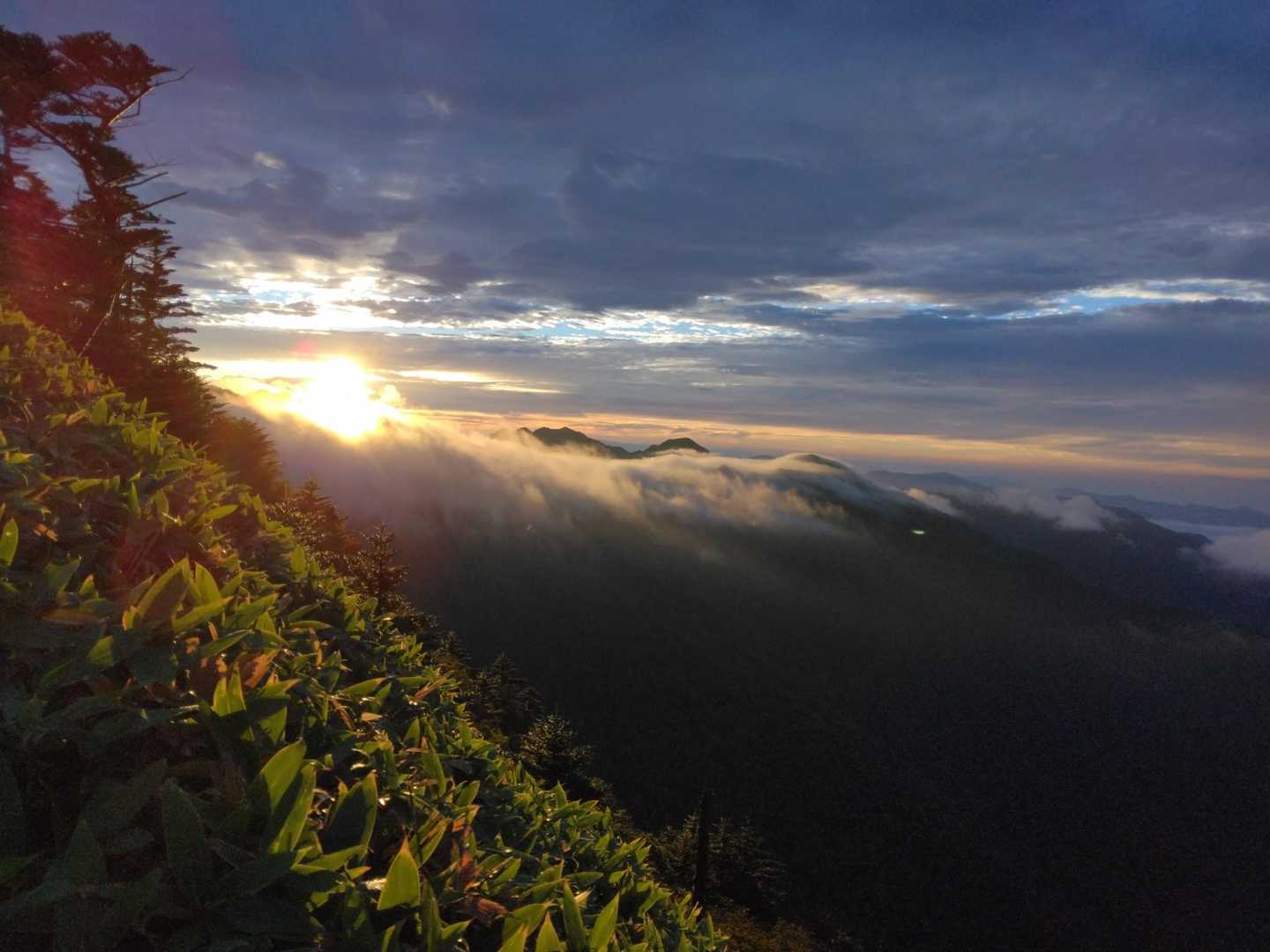太陽が出てきました！山頂へ急げ