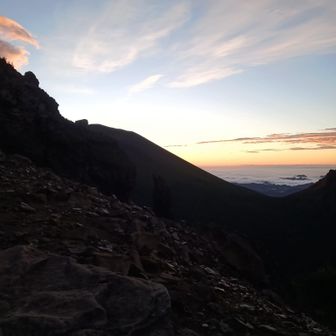 黒坂峠からブラックスタート。夜が明けて来て、浅間山のシルエットが浮かび上がってきたよ。浅間山からは雲海が広がってます。
