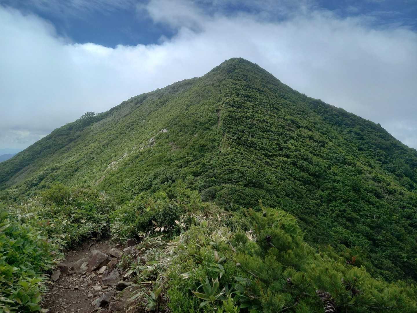 近くで眺めてもカッコいい山容の雁戸山。