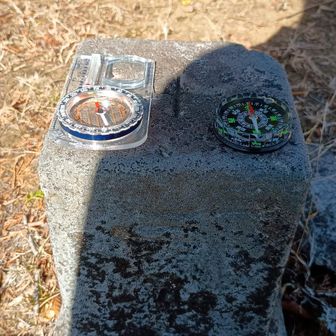 石保土山三角点あり。
三等三角点
方向 南向き