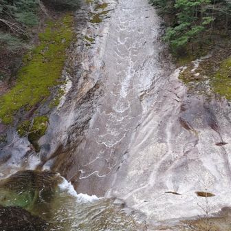 白い波紋が、雪の輪のように
流れ落ちています