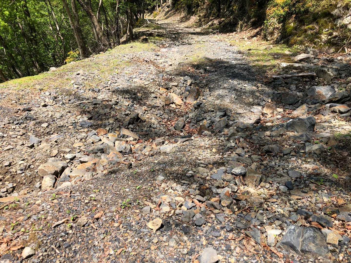 五葉登山口の手前。逆に五葉登山口からさらに奥の大吹鉱山登山口までは、路面の状態が良かったです。