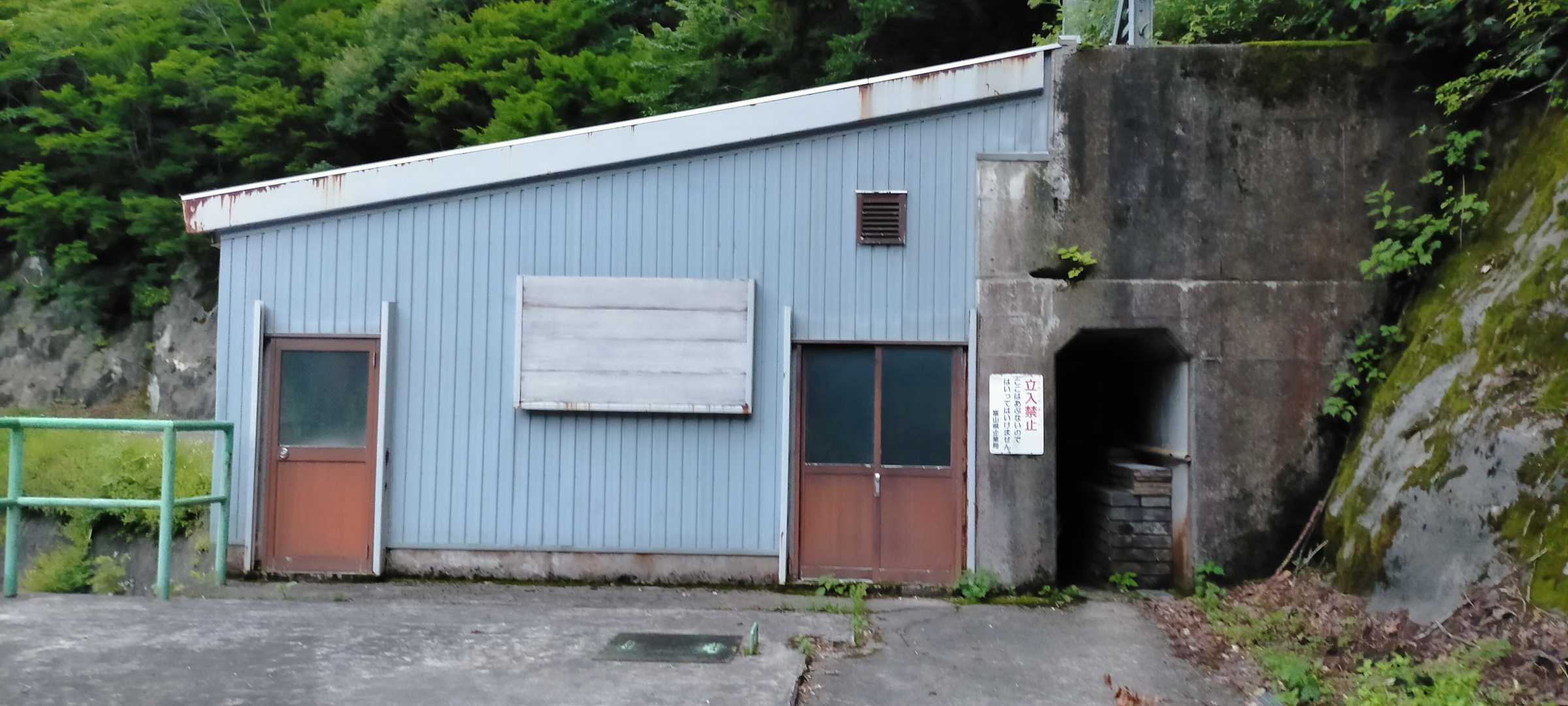 この右の通路を通ってきました