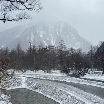 再び河童橋通過時、突然見えたのは明神岳？