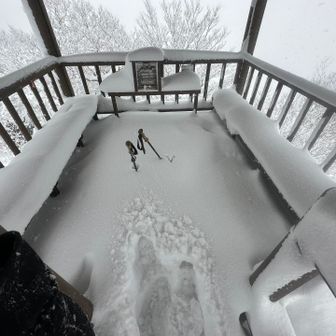 やることないので
ベンチの雪を一口食し
即撤収‼️🥶🥶🥶

おしまい‼️