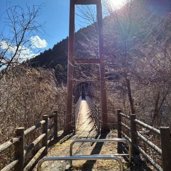 麓の吊り橋。