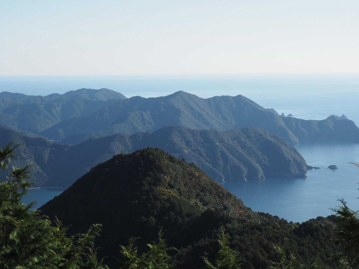 海に迫り出す半島