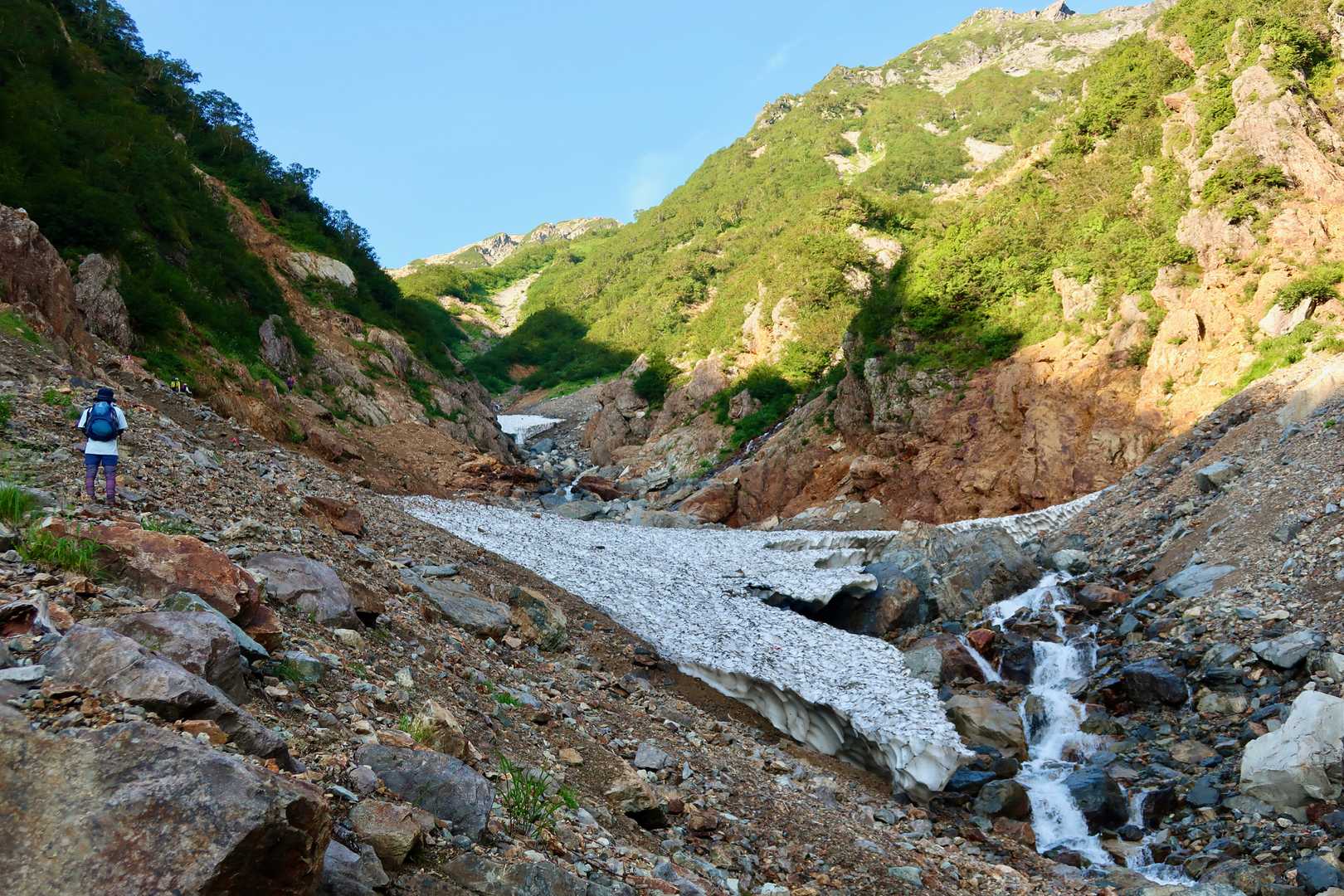 雪渓の先端。
流れもあって涼しげ🍃
沢の端っこは脆くて何気に歩きにくい。
