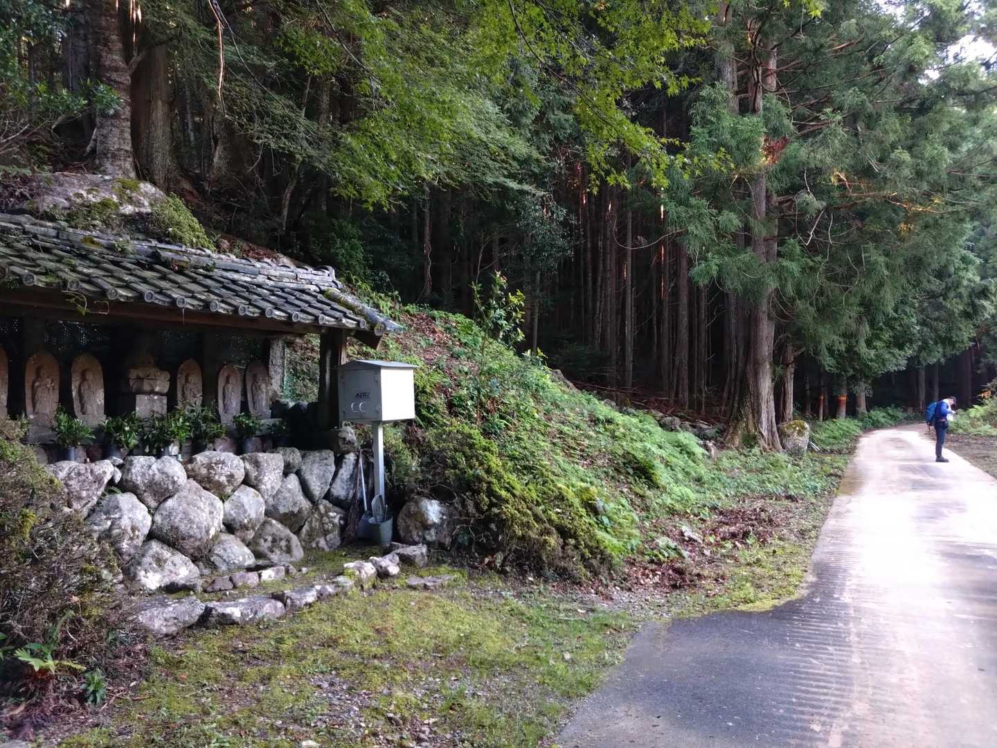 地蔵尊のお向かいに駐車場あります。