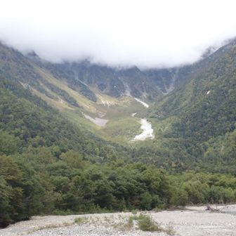 もう、上高地に到着。吊り尾根が雲に隠れている