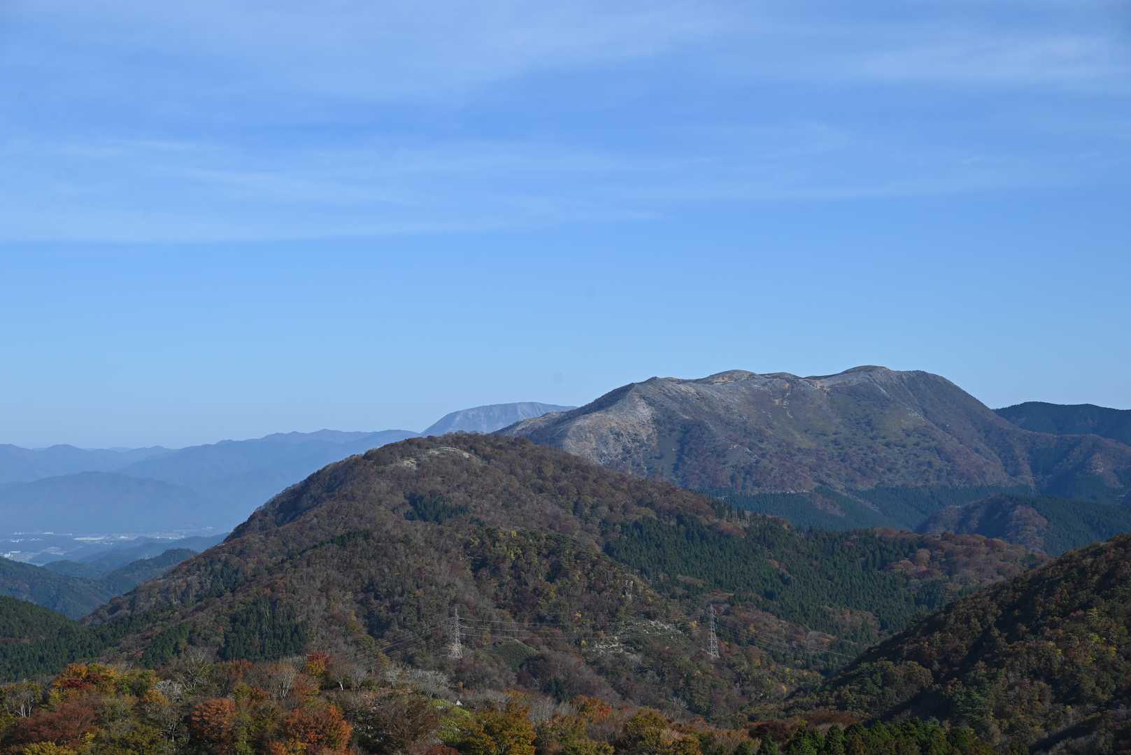 目の前には汗拭き峠からの～霊仙山🗻　
左後ろに伊吹山がひょっこりさんww