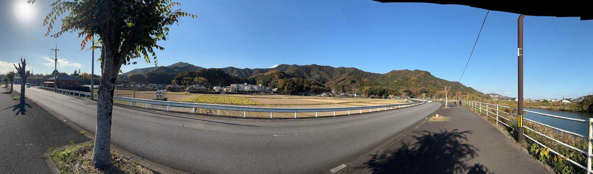 歩いた稜線をパノラマ写真で、撮ってみた
けっこう、歩いたなぁ〜