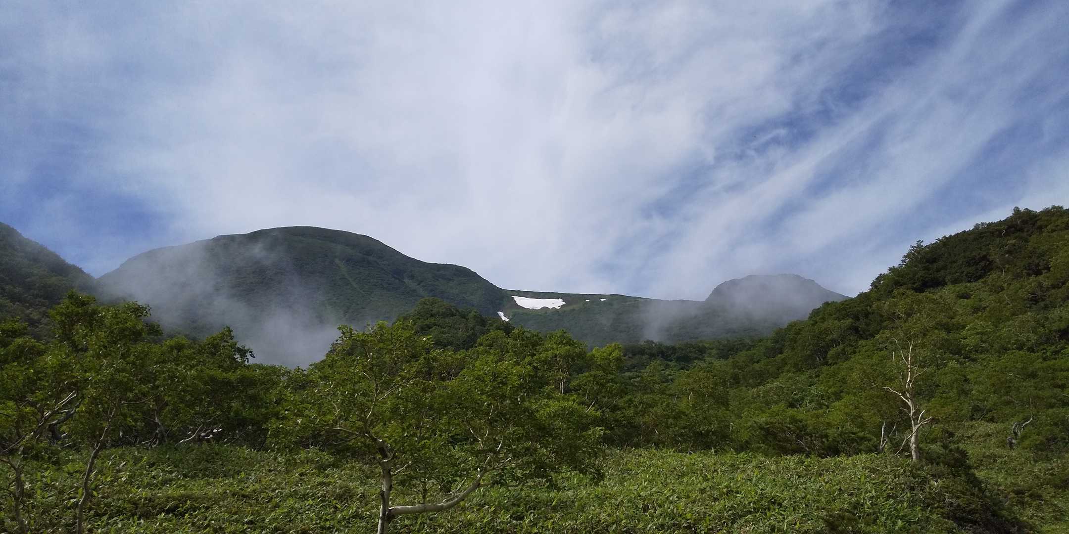 左は羅臼岳、真ん中の雪渓はお花畑～岩清水の登山道