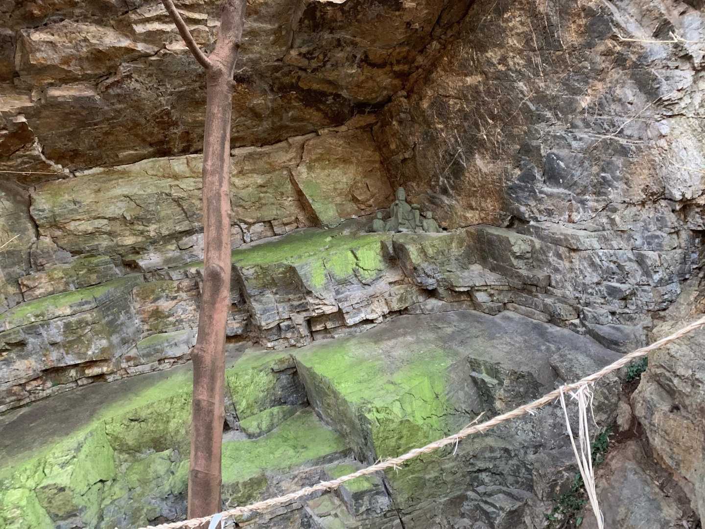 窪んだ岩の中に小さなお地蔵さんが祀ってあります。