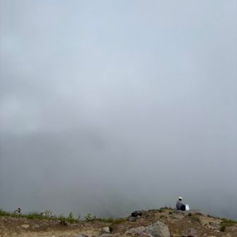 頂上にいたらあっという間にガスってしまいました。山はタイミングですね。そして朝早く登るのがよいですね。