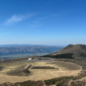 草千里ヶ浜と杵島岳
上から見ると草千里ヶ浜が小さく見えます
登った人だけの特権ですね！