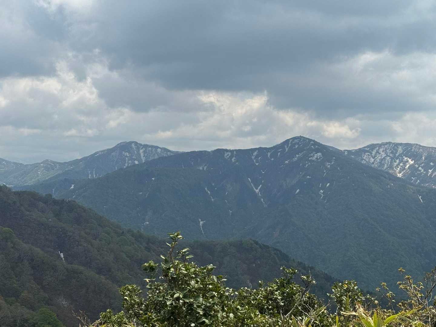 お隣さんのお山さん。
今日は団体さんで登山しているはず。