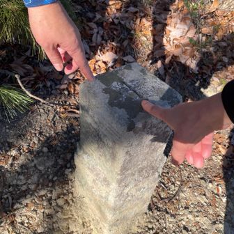 城山の三角点タッチ