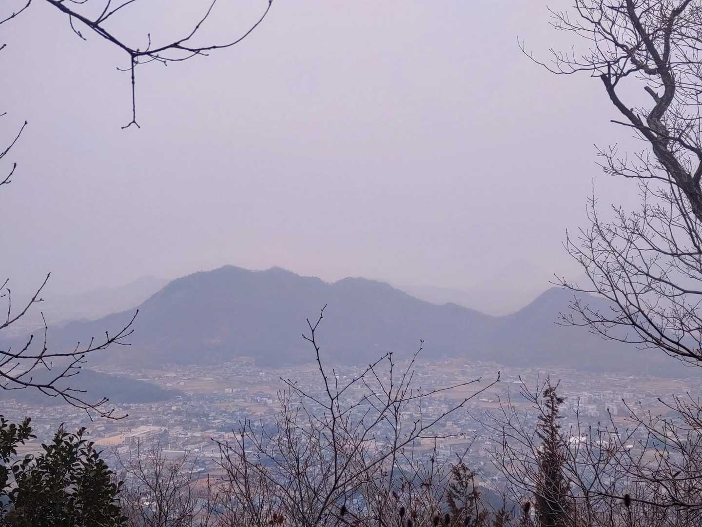 1/25に南(左)から北(右)へ縦走した鷲ノ山〜峰ヶ原と左手前の兎子山。
こう見ると結構な距離