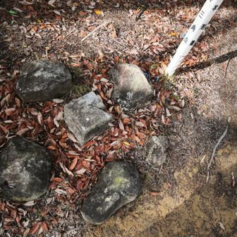 近畿地区始まりの地
大阪府内唯一の一等三角点本点
【一等三角点本点とは、日本全国の測量の骨格を形成する最も基盤となる最高精度の一等三角点のことで、約45km間隔で設置され、緯度・経度・標高の基準となる重要な国家基準点です。】