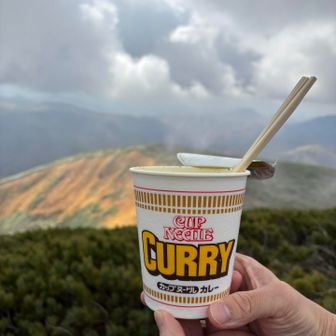 朝食です。
山で食べるカップヌードルは最高ですね👍