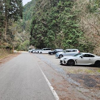 mont-bell姫路店で売ってるご当地Tシャツのど真ん中にプリントされてる雪彦山。朝よりは車増えてるけど、満車ではないみたい。意外と穴場!?