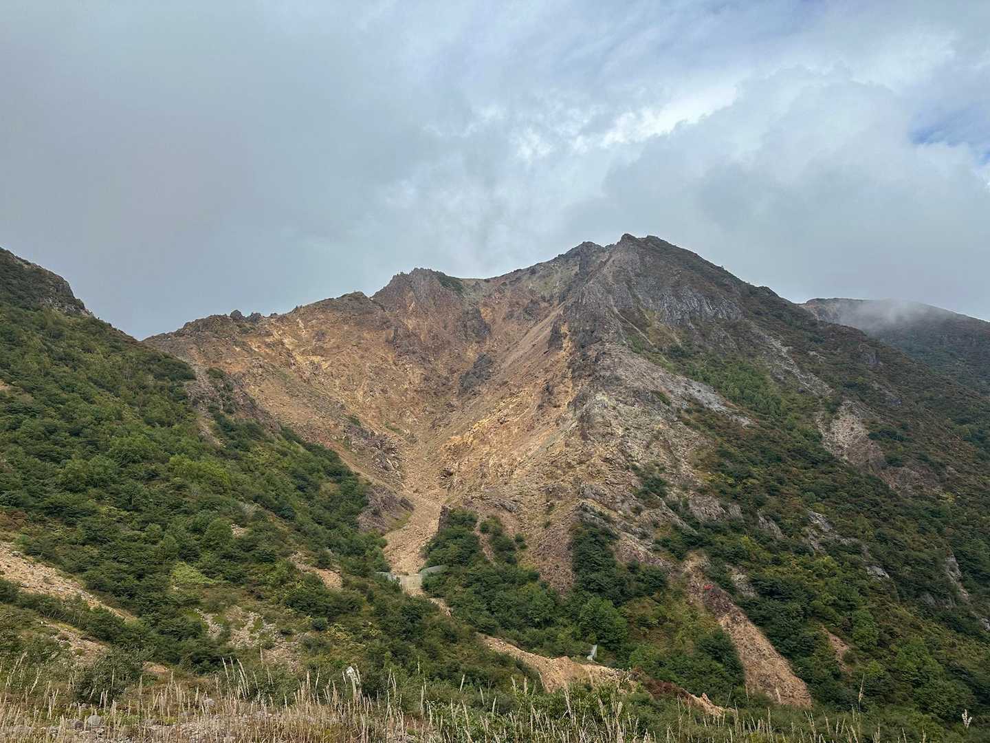 右に目を向けると、ガスが晴れてこれから登る朝日岳がしっかりと見えた！

あのでこぼこした稜線を登るそう😳