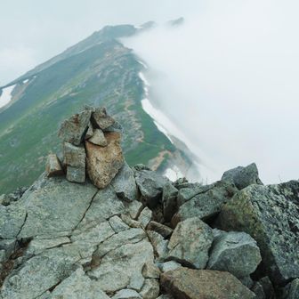 東大天井岳山頂は、石が積んであるだけ。