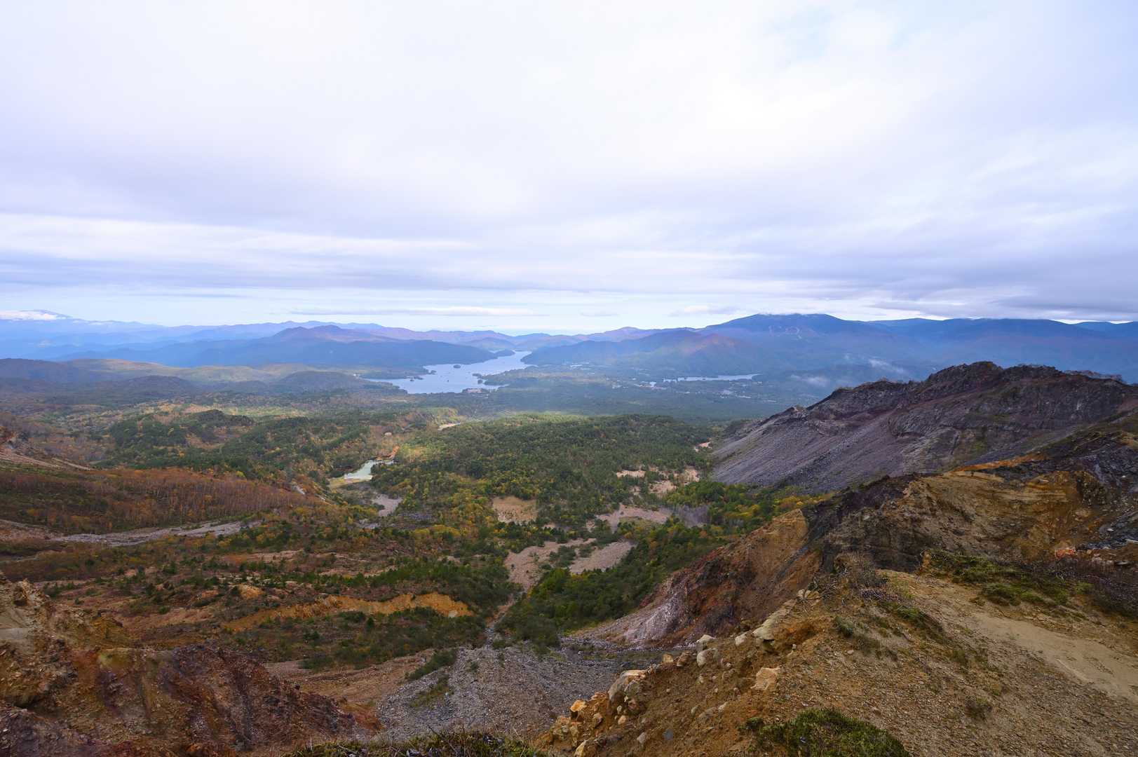 赤埴山〜弘法清水小屋間の景色。
桧原湖側。