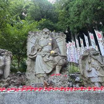 天狗がお出迎え。身を清めて登ります。