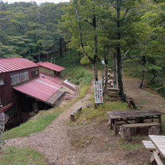 山上辻
稲村ヶ岳山荘
トイレあり
ここで昼ごはん