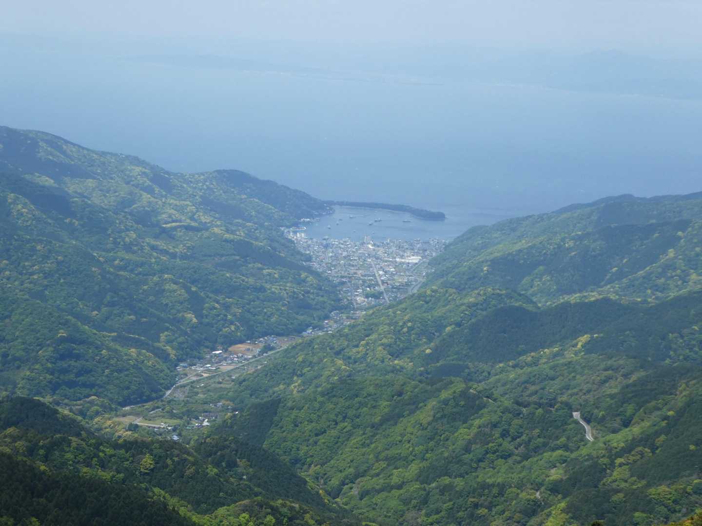 小達磨山は木々の中で眺望無し
過ぎると、戸田港が見える景色の良い登山道