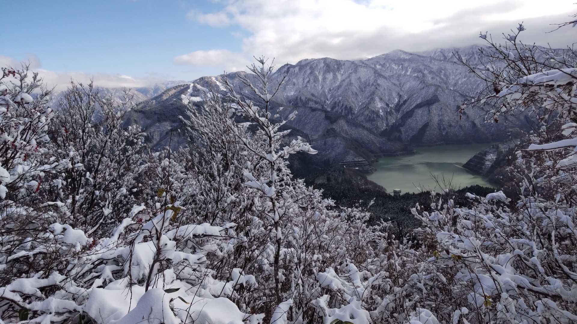 白抜山 から 手取ダム
ここまで壺足、ワカン装着