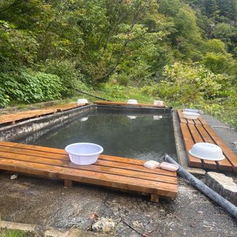 これが温泉
20時からは混浴です。
入りました。数人の男性犠牲者が出ましたが生きているようです😆