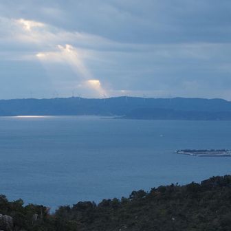 あちらは唐津のさらに先の方でしょうか。風車がたくさん並んでいます。