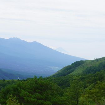 八ヶ岳の脇から富士山も顔を出している