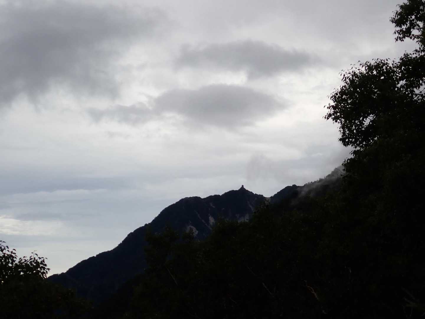 分岐の斜向かいには、鳳凰三山の地蔵岳オベリスクが見えました。