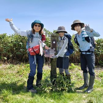 頂上でやすんでいた方に撮っていただきました。😊🥰
私　初登頂　嬉しい〜👍
今日はさらっとさんも長靴（笑）