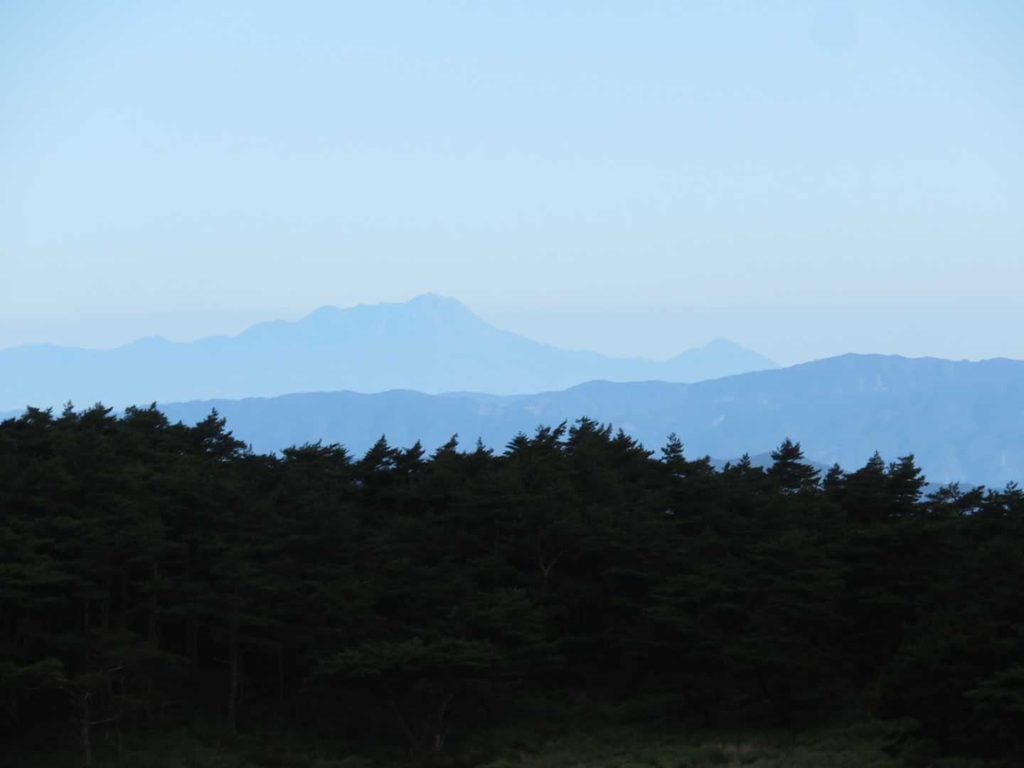 九州の山地の奥に島原、普賢岳が…、とってもクッキリ見えます❗😆🎶