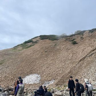 扇雪渓は雪渓が少しだけ残っていた。ここで一休み。